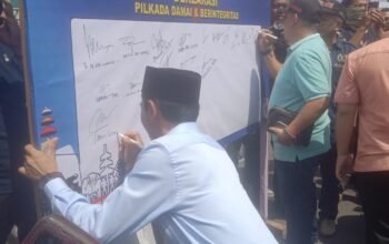 Calon Wakil Bupati Tanggamus Nomor Urut.2 Agus Suranto menandatangani pakta integritas Pilkada Damai Dan Berintegritas yang di selenggarakan oleh Pengurus PWI Provinsi Lampung di Bundaran Tugu Adipura Kota Bandar Lampung, pada Selasa (29/10/2024).