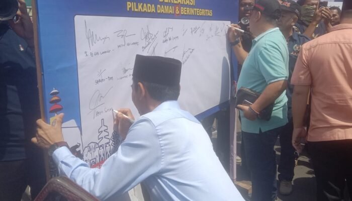 Cawabup 02 Tanggamus Tandatangani Pilkada Damai di Bundaran Tugu Adipura Bandar Lampung