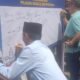 Calon Wakil Bupati Tanggamus Nomor Urut.2 Agus Suranto menandatangani pakta integritas Pilkada Damai Dan Berintegritas yang di selenggarakan oleh Pengurus PWI Provinsi Lampung di Bundaran Tugu Adipura Kota Bandar Lampung, pada Selasa (29/10/2024).