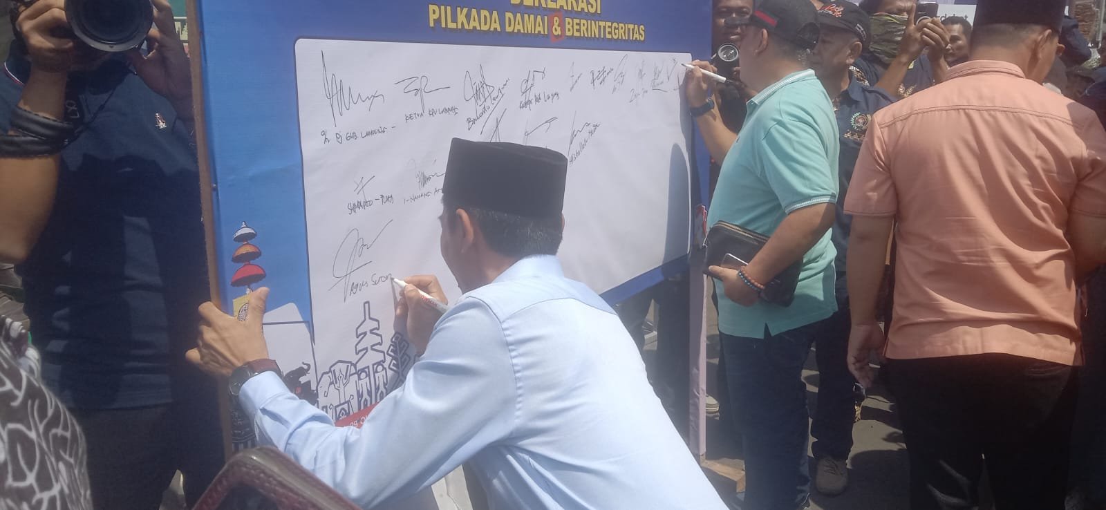 Calon Wakil Bupati Tanggamus Nomor Urut.2 Agus Suranto menandatangani pakta integritas Pilkada Damai Dan Berintegritas yang di selenggarakan oleh Pengurus PWI Provinsi Lampung di Bundaran Tugu Adipura Kota Bandar Lampung, pada Selasa (29/10/2024).