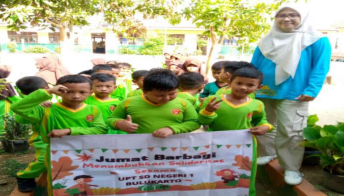 UPT SDN 1 Bulukarto Pringsewu Gelar Jumat Berbagi, 190 Bingkisan Dibagikan Kepada Warga