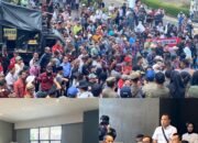 Emosi Tak tertahanRatusan warga geruduk DPRD pesawaranbegini beritanya