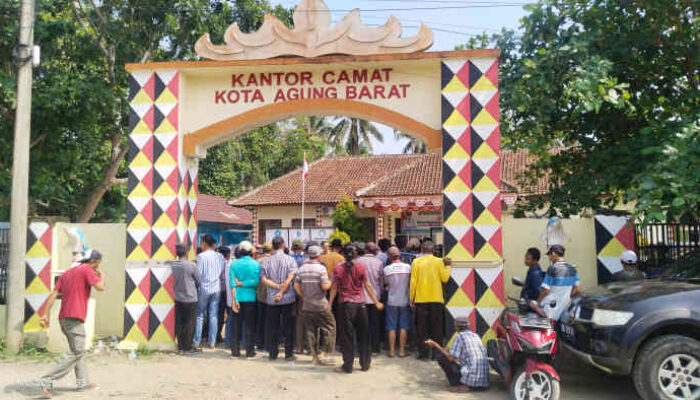 Ratusan Warga Negara Batin Geruduk Kantor Kecamatan, Tuntut Pembangunan Gedung KDMP Kandang Besi Dihentikan